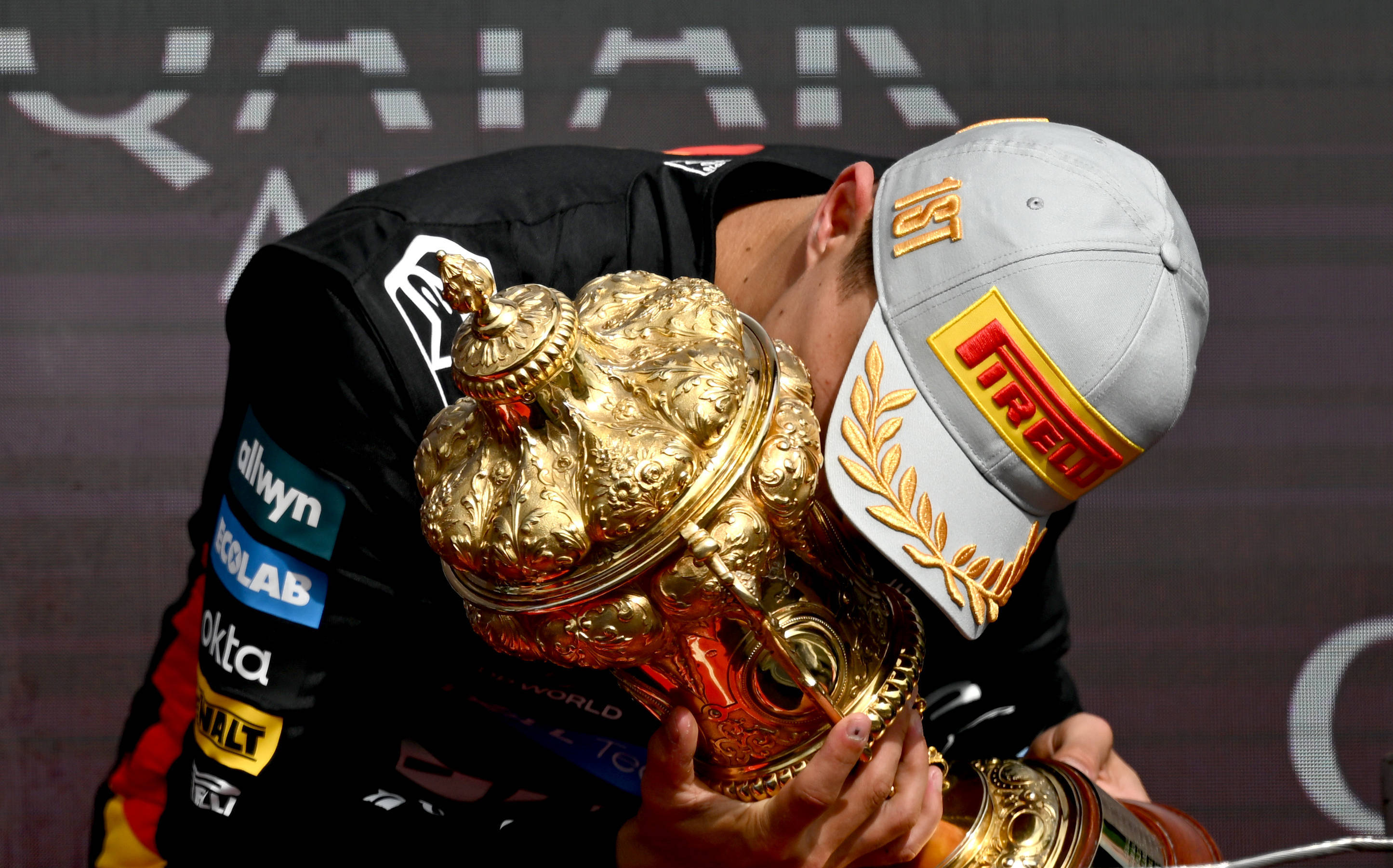 开云体育官方网站-索伯车队力克红牛二队，皮亚斯特里点燃赛场