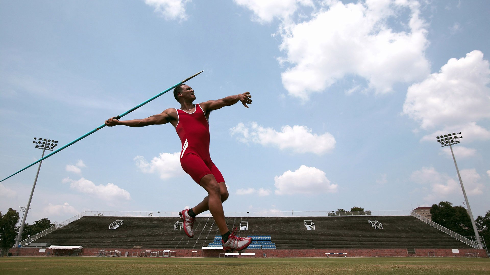 绿茵与极速的双重奏，内马尔跨界接管F1揭幕战，沙特战术如何压制足球狂潮？